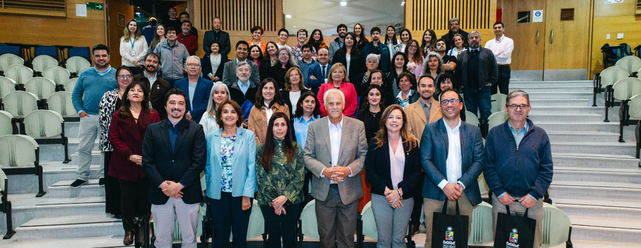 Egresados y egresadas de Química y Farmacia se reencuentran en emotivo Encuentro Alumni por los 80 años de la Facultad