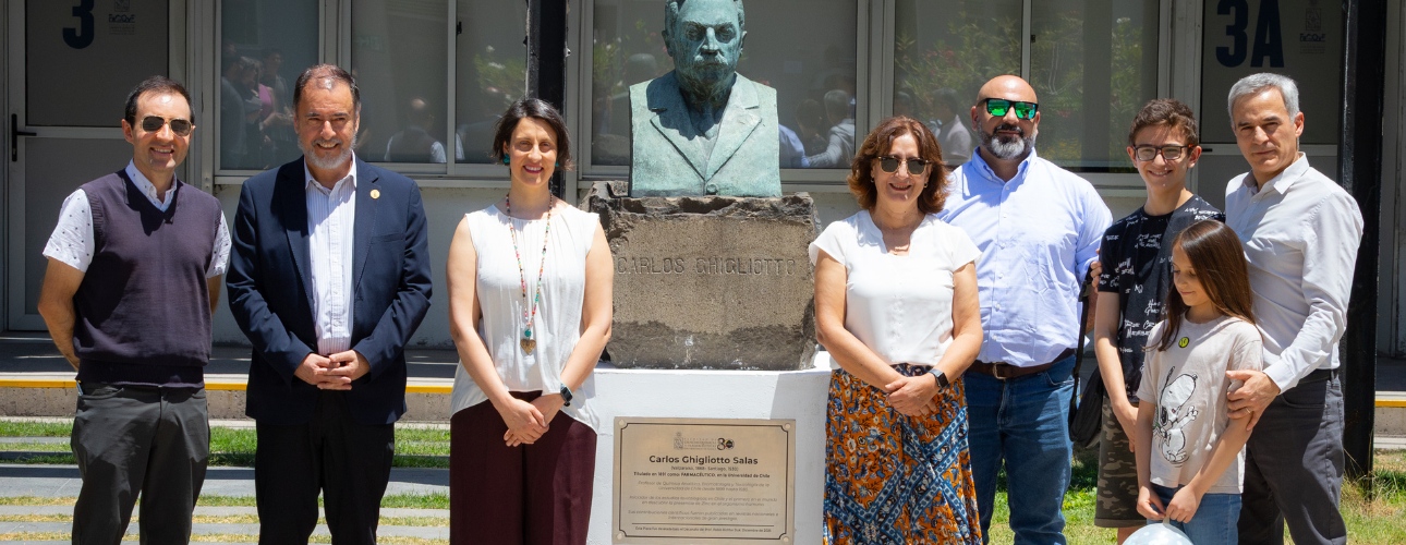“A la altura de nuestros héroes nacionales”: Facultad releva el legado histórico y científico del profesor Carlos Ghigliotto Salas con placa conmemorativa en busto del académico