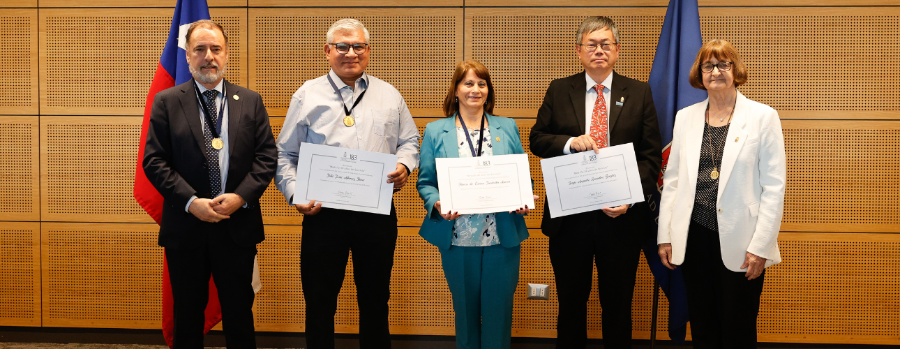 Académicos y funcionarios de la Facultad son reconocidos en la Ceremonia Medalla 40 años de Servicio