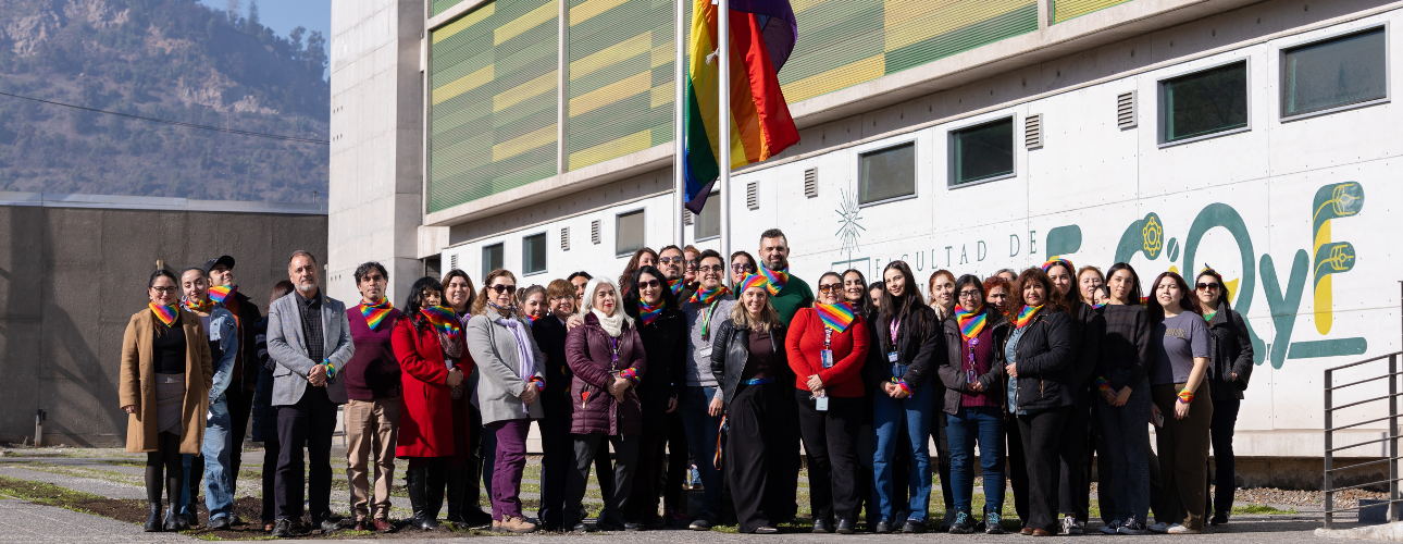 Izamiento de la bandera LGBTIQ+ en la Facultad: un gesto de orgullo, memoria y compromiso institucional