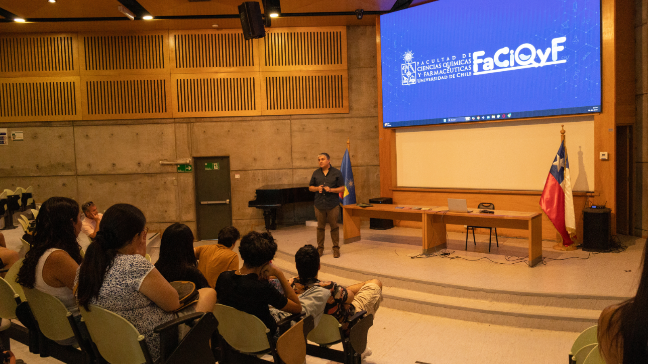 FaCiQyF recibe a postulantes en el marco de la Feria de Orientación de la Universidad de Chile