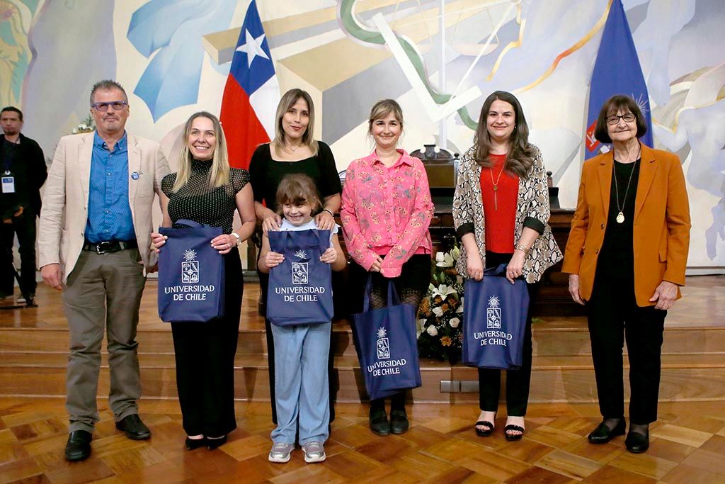 Nuevo y nuevas docentes de la Facultad reciben homenaje en 180° aniversario Universidad de Chile